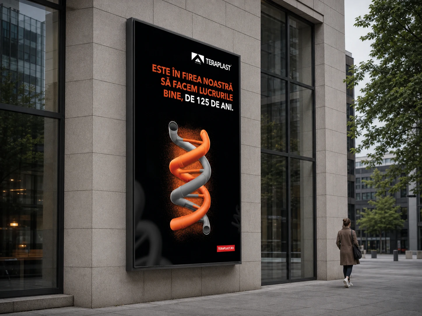 Afiș outdoor TeraPlast 125 de ani pe fațadă urbană