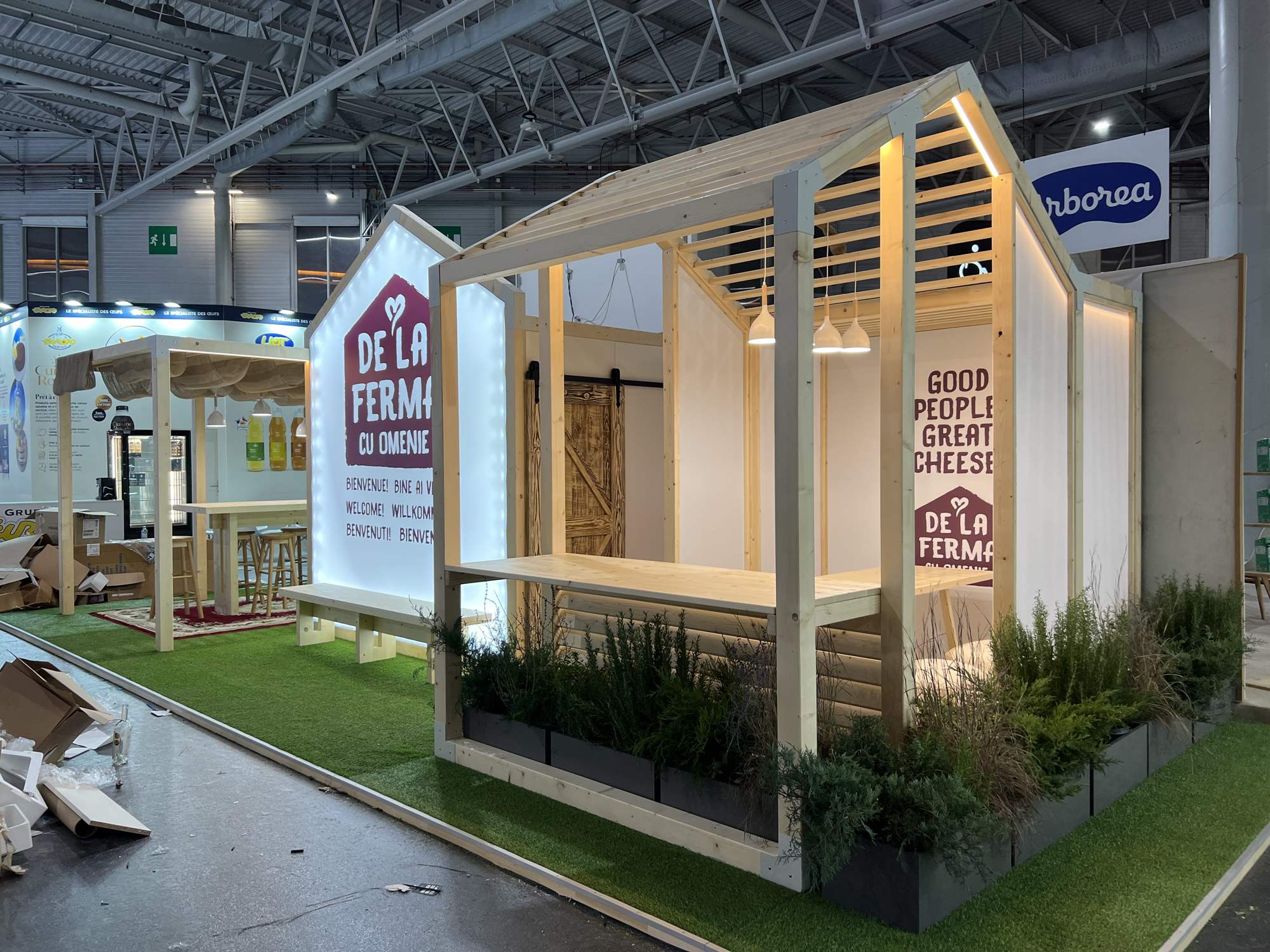 Side view of the stand during installation at Paris Nord Villepinte